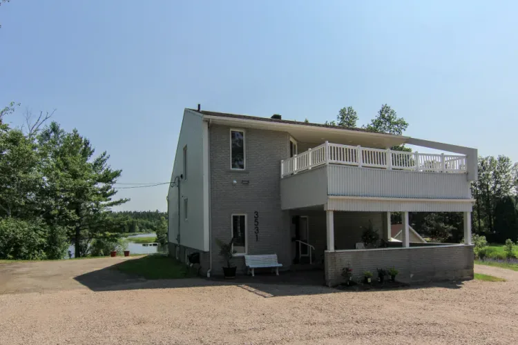 Chalet avec quai privé au bord du lac Kénogami